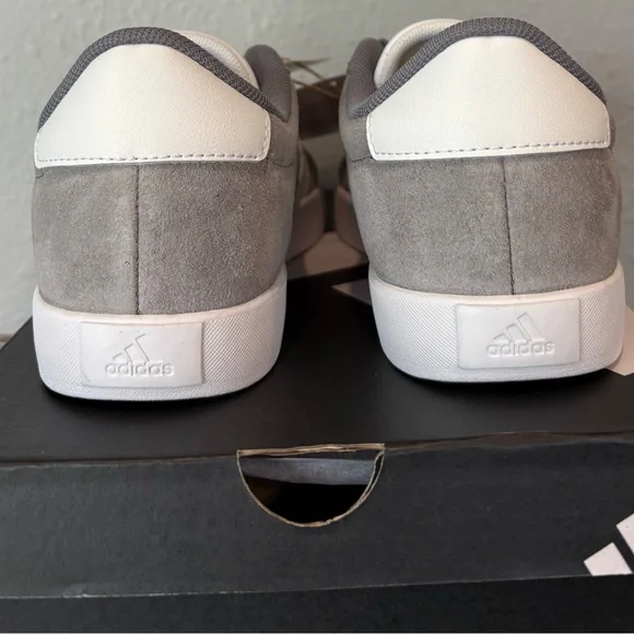 Adidas VL Court 3.0 K Sneakers, Unisex Big Kids Size 4, BNWT in box